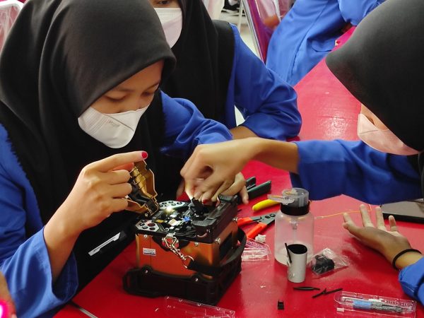 Praktikum Penyambungan Kabel Fiber Optik dengan Splicer
